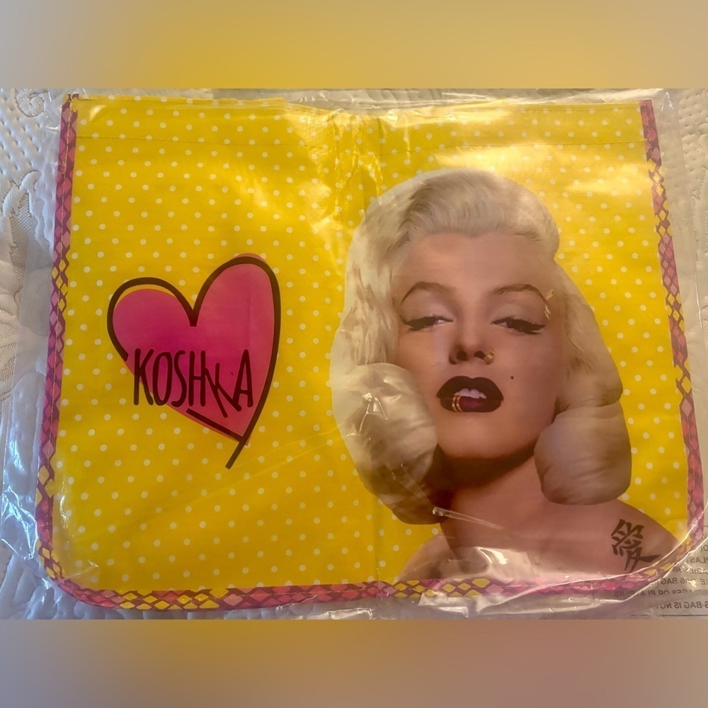 NEW-collectors Marilyn Monroe Designer  
Shopping tote w/t Snap on wallet inside